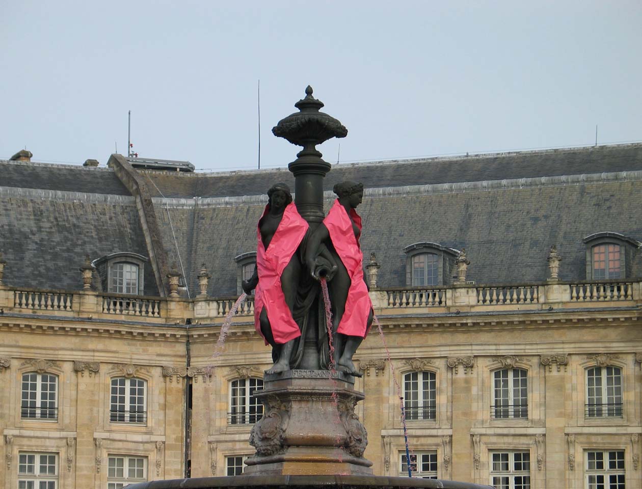 Mais pourquoi l'eau de la fontaine de la Bourse est rose? Pink October à Bordeaux !