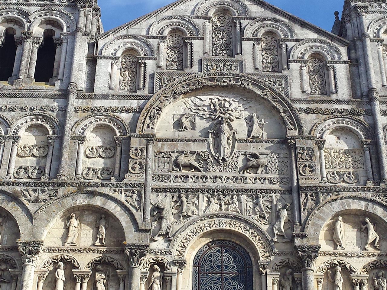 Bijou d'art roman : la façade de la cathédrale d'Angouleme