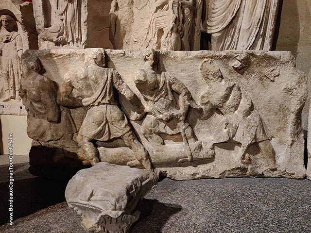 Les dendrophores du culte de Cybele - pierre de remploi dans le rempart de Bordeaux (Musée d'Aquitaine)