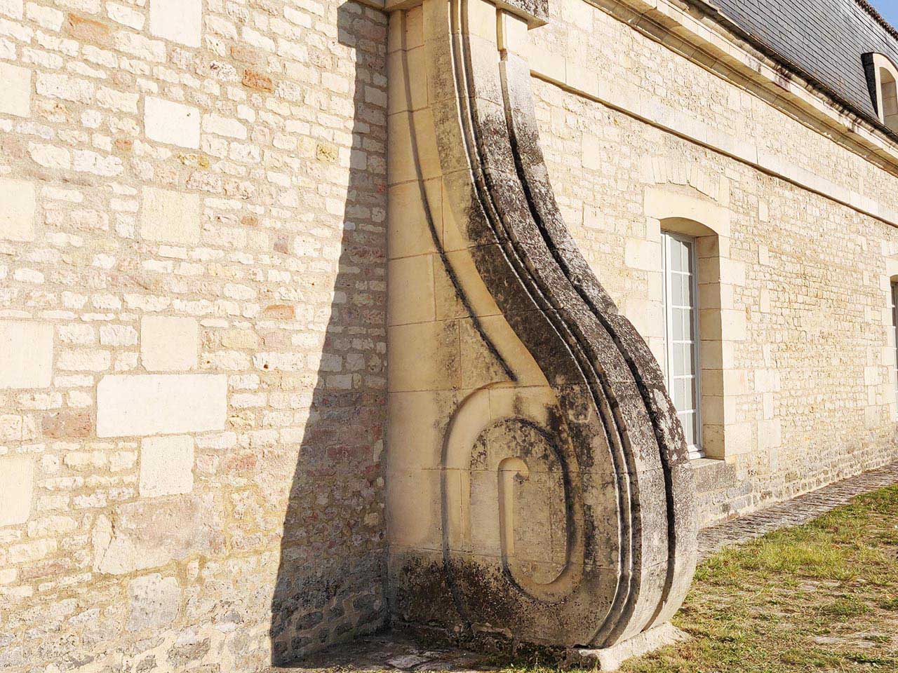Détail contrefort façade ville de la Corderie royale (Rochefort)
