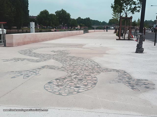 Une salamandre en mosaïque sur le trottoir le long des quais de la Charente à Cognac