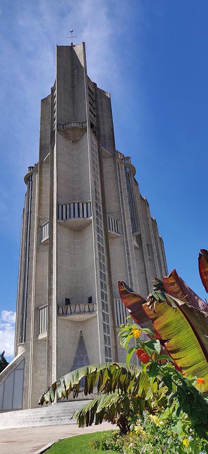 Le clocher de Notre Dame de Royan s'élève à 60 m de haut