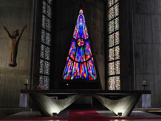 Notre dame Royan - Central concrete Altar